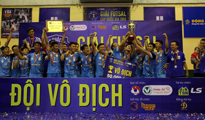 Các cầu thủ Hải Phương Nam lên ngôi vô địch giải Futsal Cúp Quốc gia 2015 với chiến thắng thuyết phục trước đối thủ.