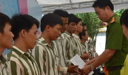 Thượng tá Võ Nhựt Hải tặng hoa và tặng Giấy khen cho 10 phạm nhân có thành tích trong phong trào viết thư “Gởi lời xin lỗi”.