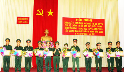 Đại tá Lê Đức Thắng, Phó Chỉ huy trưởng, Tham mưu trưởng Bộ CHQS tỉnh trao tặng Giấy khen cho các cá nhân điển hình tiên tiến trong “Học tập và làm theo tấm gương đạo đức Hồ Chí Minh”.