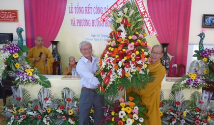Ông Huỳnh Văn Bé Hai, Chủ tịch UBND huyện trao lẳng hoa của Huyện ủy- UBND và UB.MTTQ huyện cho BTS
