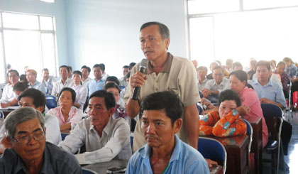 Cử tri kiến nghị tại một buổi tiếp xúc cử tri của Đoàn đại biểu Quốc hội tỉnh.
