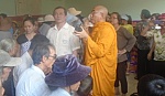 Tặng quà cho người mù vui xuân đón tết