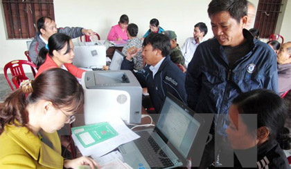 Các hộ gia đình làm thủ tục vay vốn tín dụng học sinh, sinh viên tại điểm giao dịch xã Yên Phong, Ninh Bình. Ảnh: Văn Đạt/TTXVN