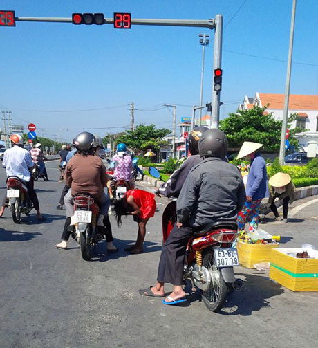 Nước giải khát, trái cây được bày bán thẳng xuống lòng đường.