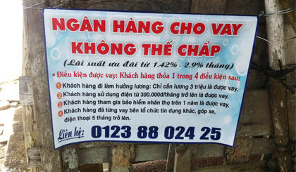 Bảng hiệu giới thiệu cho vay không cần thế chấp xuất hiện rất nhiều không chỉ ở thành thị mà còn ở cả nông thôn.