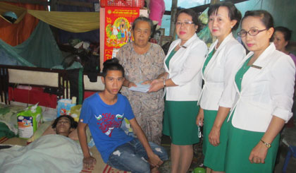 Lãnh đạo Công ty TNHH MTV XS Kiến thiết đến nhà em Lê Hoàng Vinh trao 25 triệu đồng.