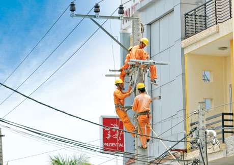 Bóng “áo da cam”  luôn xuất hiện bất kể đêm hay ngày, nắng nóng hay gió mưa để luôn đảm bảo nguồn điện sinh hoạt cho người dân, nhưng chỉ cần một sơ suất nhỏ là các anh phải đánh đổi bằng sinh mạng của mình.