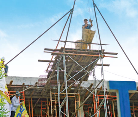 Công nhân đang thi công tại công trình Trường THCS Lê Ngọc Hân (TP. Mỹ Tho).
