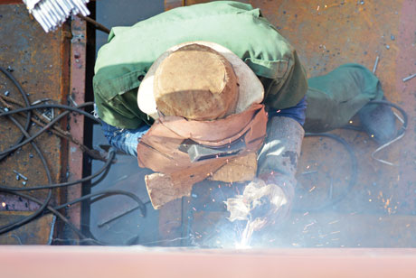 Chật chội, nóng bức, thiếu ánh sáng, khói hàn ngột ngạt, mùi cháy khét của kim loại đặc quánh trong từng khoang hầm tàu ở 40oC khiến công nhân phải luân phiên thay đổi trong vòng 15 phút.