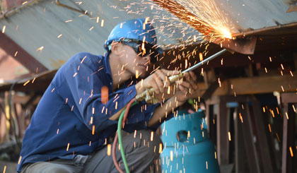 Công nhân đóng tàu phải là những người có “bàn tay vàng”, có sức khỏe, thường khi đối mặt với độ nóng que hàn lên đến 2.700oC .                    