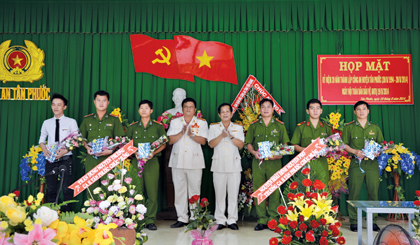 Ban Chỉ huy Công an huyện Tân Phước tặng hoa, quà lưu niệm cho cán bộ, chiến sĩ đơn vị  nhân kỷ niệm 20 năm thành lập.
