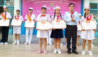 Anh Ngô Huỳnh Quang Thái, Phó Bí thư  Tỉnh đoàn, Chủ tịch Hội đồng Đội tỉnh  trao thưởng cho các đội.