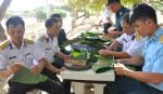 Gói bánh chưng ăn Tết ở Trường Sa
