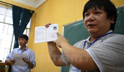 Cán bộ coi thi trung học phổ thông quốc gia 2015 hướng dẫn thi sính về thủ tục dự thi. Ảnh: Lê Minh Sơn/Vietnam+