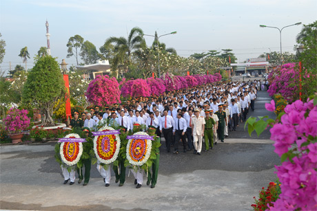 Đoàn đại biểu viếng Nghĩa trang liệt sĩ tỉnh.