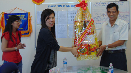 Ông Trương Văn Hiền, Chủ tịch Liên đoàn Lao động tỉnh chúc tết, tặng quà 1 doanh nghiệp trong Khu công nghiệp Tân Hương (huyện Châu Thành).