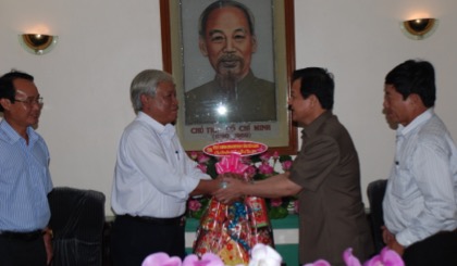 Phó Bí thư Thường trực Tỉnh ủy tỉnh Đồng Tháp Nguyễn Tôn Hoàng thân mật đón tiếp đoàn cán bộ lãnh đạo tỉnh Tiền Giang đến chúc xuân.