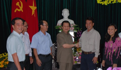 Ông Lữ Quang Ngời, Ủy viên Thường vụ Tỉnh ủy, Phó Chủ tịch UBND tỉnh Vĩnh Long phấn khởi với những lời chúc xuân tốt đẹp của Phó Bí thư Thường trực Tỉnh ủy Tiền Giang Lê Hồng Quang gửi đến Đảng bộ và nhân dân tỉnh Vĩnh Long.