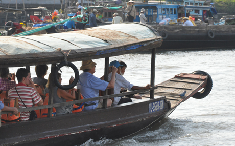 Du khách thích thú, thưởng ngoạn vẻ đẹp mộc mạc, mang đậm nét văn hóa sông nước miền Tây tại Chợ nổi Cái Bè.