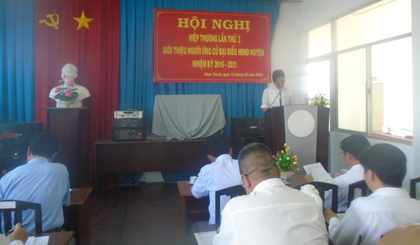 Bà Nguyễn Thị Kim Nhung, Phó Chủ tịch HĐND huyện trình bày văn bản dự kiến cơ cấu thành phần, giới thiệu và phân bổ ƯCV