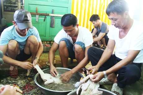 Chuẩn bị bữa ăn trên nhà giàn.