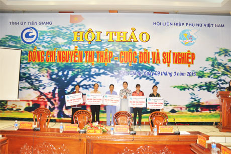 Chủ tịch Trung ương Hội LHPN Việt Nam Nguyễn Thị Thanh Hòa trao 5 căn nhà tình thương (trị giá 20 triệu/căn) tặng các phụ nữ có hoàn cảnh đặc biệt khó khăn.