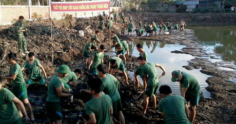 Đoàn viên, thanh niên Bộ đội Biên phòng tỉnh ra quân nạo vét, khai thông dòng chảy, dẫn nước phục vụ sản xuất cho bà con nông dân xã Tân Thành, huyện Gò Công Đông.