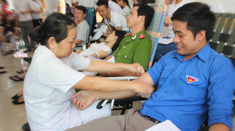 Đoàn viên, thanh niên tham gia phong trào “Hiến máu tình nguyện”.
