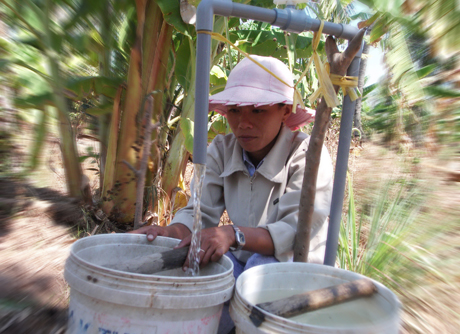 Nhiều điểm nước công cộng phục vụ cho bà con trên địa bàn huyện Tân Phú Đông đã được mở nhưng cũng không đáp ứng đủ nhu cầu sử dụng của người dân.