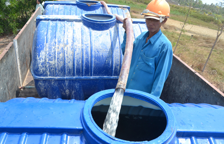 Xe tải dập dìu lấy nước.