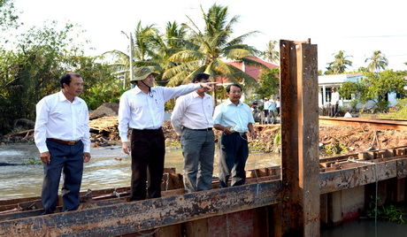Chủ tịch UBND tỉnh Lê Văn Hưởng thị sát đập thép ngăn mặn, trữ ngọt ở kinh Xoài Hột (Châu Thành).