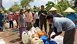 Từng bình nước ngọt nghĩa tình chuyển đến vùng hạn, mặn