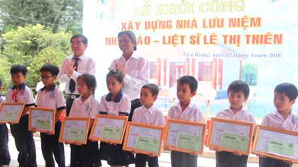 Lãnh đạo Sở GD-ĐT và Báo Bình Dương trao học bổng cho học sinh.