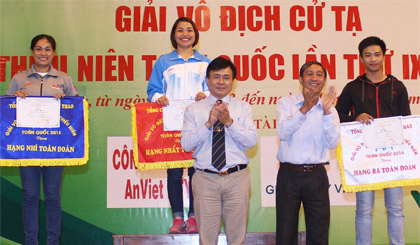 Ông Nguyễn Ngọc Minh, Giám đốc Sở VH-TT&DL Tiền Giang, Trưởng Ban tổ chức giải cùng ông Đỗ Đình Khang, Vụ phó Vụ Thể thao Thành tích cao II - Tổng cục TDTT,  trao giải toàn đoàn.