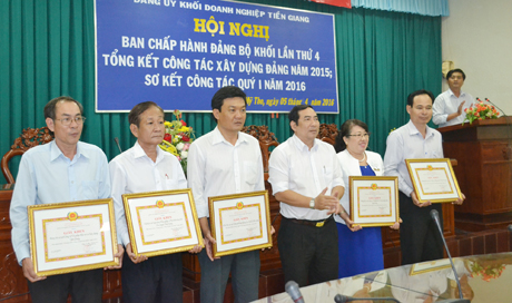 Trao Giấy khen cho các chi, đảng bộ đạt danh hiệu trong sạch vững mạnh tiêu biểu năm 2015.