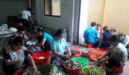 Sáng thứ Bảy hàng tuần, bếp ăn từ thiện của chị Nghiệm lại rôm rả tiếng nói, cười.