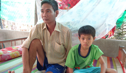 Anh Minh bên con trai út.