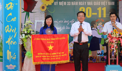 Trường Tiểu học Thiên Hộ Dương vinh dự được UBND tỉnh tặng Cờ thi đua xuất sắc năm học 2014 - 2015.