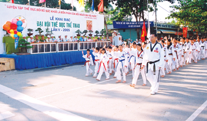 Diễu hành khai mạc Đại hội TDTT TP. Mỹ Tho lần V-2005. 			           Ảnh: NGỌC TRUNG