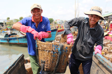 Nụ cười nở trên môi những người dân miệt biển Vàm Láng trước thành quả lao động của họ.