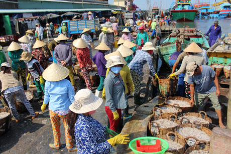 Nghề đóng đáy ở sông Cầu còn tạo việc làm cho hàng trăm phụ nữ xứ Vàm Láng.