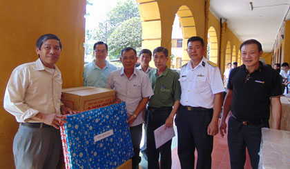 Đoàn của LĐLĐ tỉnh Tiền Giang chuẩn bị quà tặng mang đến quân dân quần đảo Trường Sa và Nhà giàn DK1.