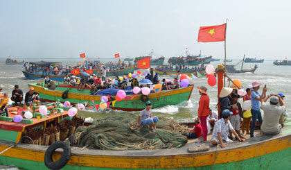 Hàng trăm thuyền cùng ra khơi nghinh Ông.