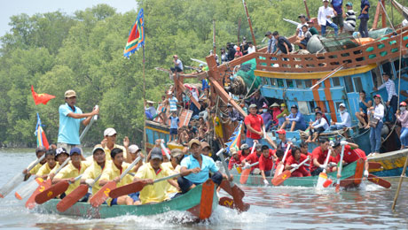 Đua thuyền tại lễ hội.
