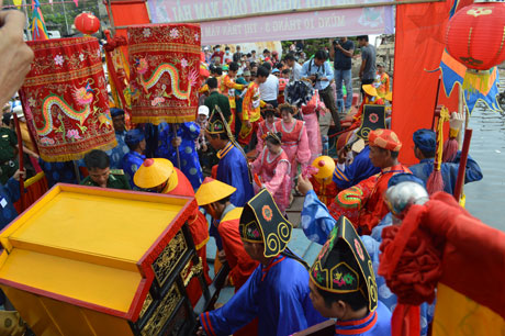 Nghinh Ông lên thuyền.