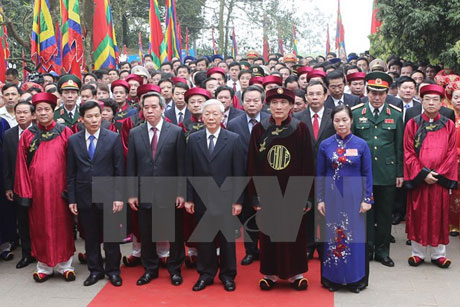 Tổng Bí thư Nguyễn Phú Trọng, các vị lãnh đạo Đảng, Nhà nước và các đại biểu dâng hương tưởng niệm các Vua Hùng tại Đền Thượng (Điện Kính Thiên ) trên đỉnh núi Nghĩa Lĩnh. Ảnh: Trí Dũng/TTXVN