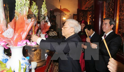 Tổng Bí thư Nguyễn Phú Trọng dâng hương tưởng niệm các Vua Hùng tại Đền Thượng (Điện Kính Thiên) trên đỉnh núi Nghĩa Lĩnh. Ảnh: Trí Dũng/TTXVN