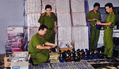 Lực lượng chức năng đang kiểm tra hàng nhập lậu.