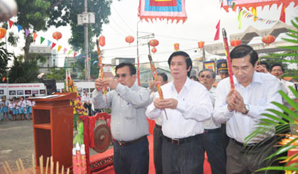 Lãnh đạo tỉnh dâng hương trước linh vị các vua Hùng.