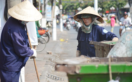 Hình dáng của những công nhân vệ sinh môi trường miệt mài quét dọn đường phố để chào ngày mới.